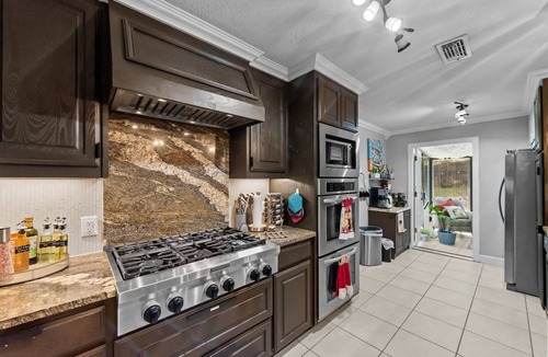 West Arlington House | 6mi from AT&T-HEATED POOL-HOT TUB-INDOOR BAR-TOP KITCHEN AMENITIES-SLEEPS 12+