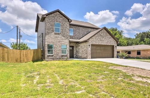Texas City House | 7 Mi to Gulf: Family Home w/Yard in Texas City
