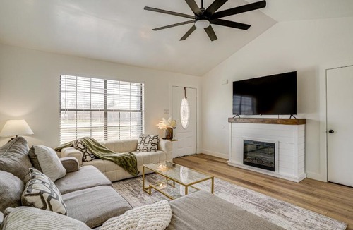 Bridgeport House | 7 Mi to Lake Bridgeport: Home w/Yard & Grill!