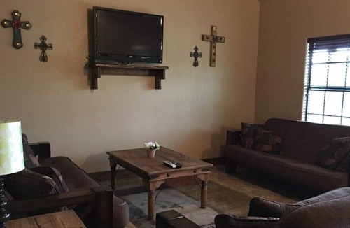 Rio Frio Cabin | A private Texas Hill Country cabin near the Frio, perfect for single families.