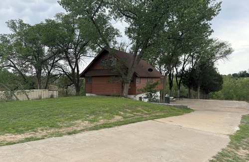 Howardwick Cabin | A spacious vintage cabin with 6 bedrooms and 2.5 bathrooms.