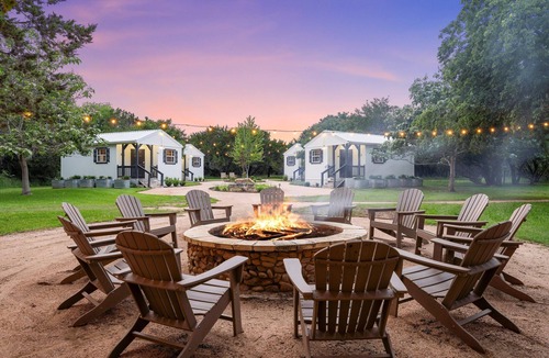 Crawford Cabin | A True Tiny House #2 Experience on Relaxing Retreat Property 20 Minutes to Waco!