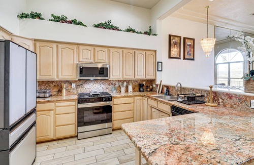 Westside House | ABQ Townhouse w/Mtn-View Balcony: Pets Welcome!