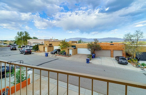 Westside House | ABQ Townhouse w/Mtn-View Balcony: Pets Welcome!