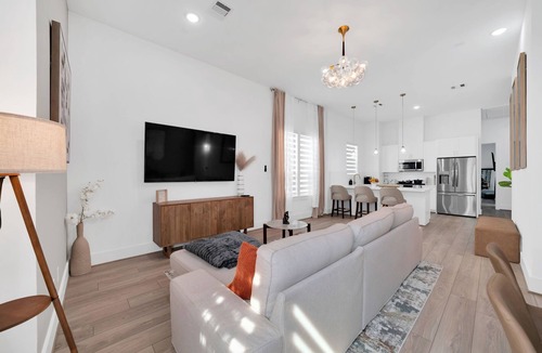 Foster Place House | Accessible 3BR - Gigabit WiFi, Podcast Studio & 8-Seat Dining, Mins to TMC & NRG