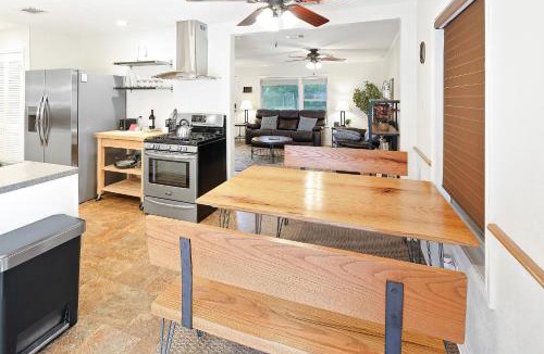 Southeast College Park House | Adorable Southside ATM Cottage with Bikes, Pets OK