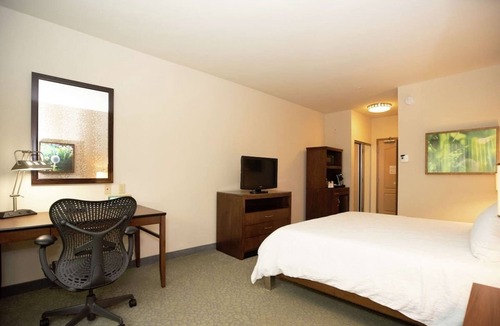 Covington Hotel | Adventure-Ready Stay Near Landmarks – 3 Suite Rooms Close to Castine Center