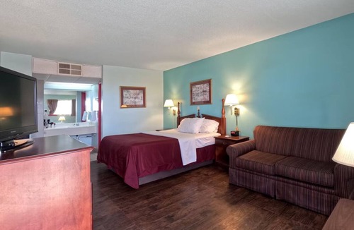 Vega Hotel | Affordable Room w/Free Breakfast & Parking + Easy I-40 Access in Vega, TX