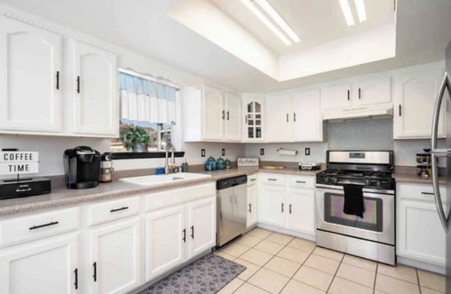 Biggs Field Villa | Air Hockey, Pool, Fireplace, Basketball, & more!