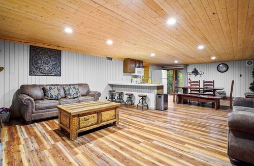 Alto House | Airy Alto Escape w/Deck, Games & Views