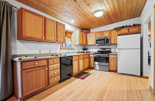 Alto House | Airy Alto Escape w/Deck, Games & Views