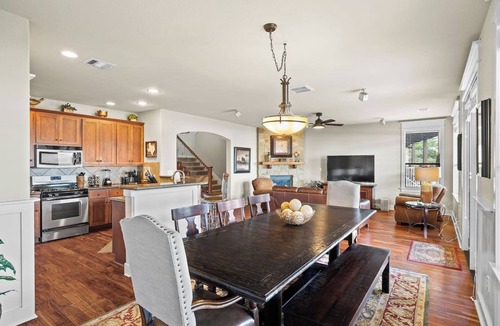 Leander House | Amazing 4 bdrm Home in Hollows-Stunning Lake Views