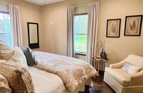 Long Branch Cabin | Amazing 6 BDR/BTH lodge in Timpson; minutes from Lake Murvaul &Wild Spring Dunes