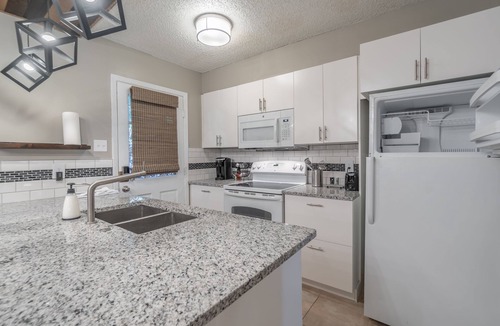 Leon Valley House | Amazing & Comfortable B&B, Rustic & Inviting Feel, NEW BIG A/C Unit and more