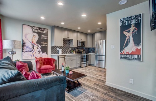 Oak Lawn Condo | Amazing Private Rooftop Deck : Walk to Restaurants!