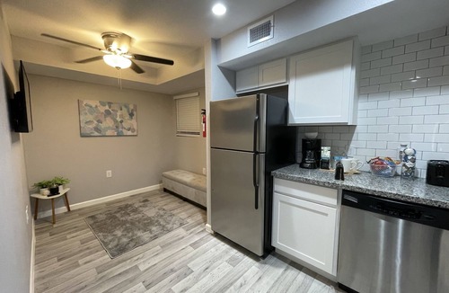 Woodland Heights Apartment | Apartment in the Heights | 7 mins from Downtown