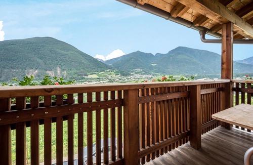 Bressanone Apartment | Apartment "Kreuzhof rechts" with Mountain View, Wi-Fi, Balcony & Garden