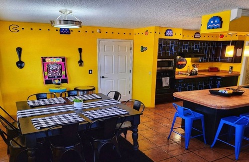 Amarillo House | Arcade House Sleeps 16+ Family Fun Retreat Pet Friendly Mini Golf All Games FREE