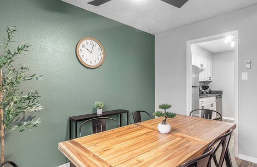 Central Arlington Apartment | Arlington 2BR | AT&T, Globe Life, 6 Flags, Parking