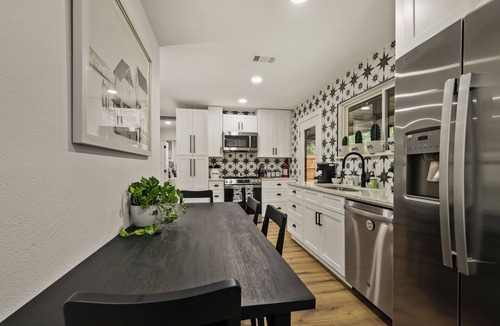 Central Arlington House | Arlington Retreat: Walk to AT&TStadium + GlobeLife