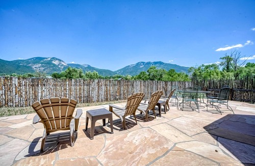 Arroyo Seco House | Arroyo Seco's Getaway - Walk to Village & Hot Tub