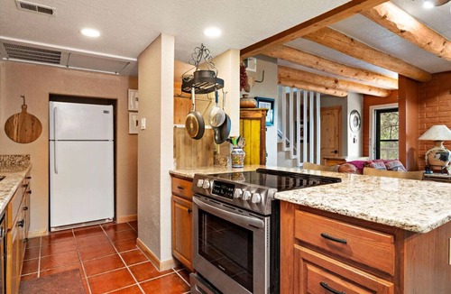 Northeast Santa Fe Condo | Art-Filled Casita, Walk to Plaza, Hottub & Pool