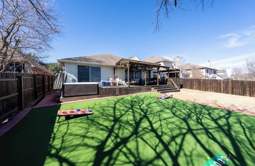 Manor House | ATX Stay & Play ! 10 Beds Grill Hot Tub Pool Table Ping Pong
