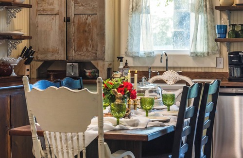 Hopkins County Cottage | Auntie Anna’s Country Retreat Serving Up Cinnamon Rolls, Hot Tub, Walking Trail