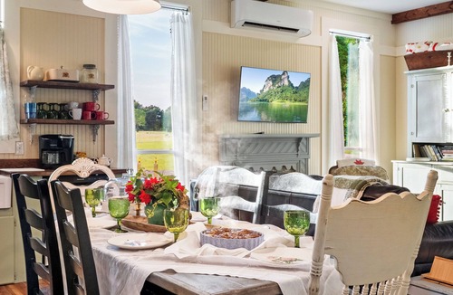 Hopkins County Cottage | Auntie Anna’s Country Retreat Serving Up Cinnamon Rolls, Hot Tub, Walking Trail