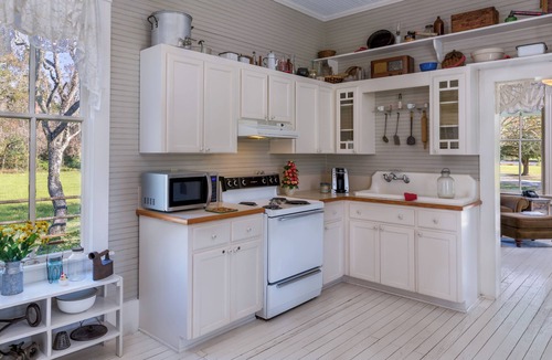 Rayne Cottage | Autumn Cottage: Sunlit Private Cottage in Cajun Country with Lake Views & Porch