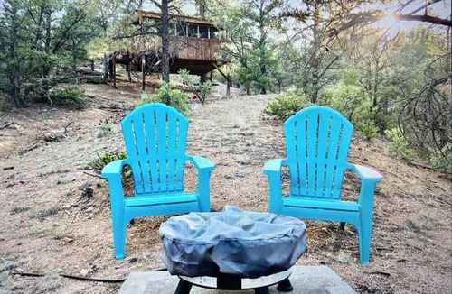 Canada de los Alamos House | Awaken to the Crimson Sunrise in this sweet Sunrise Treehouse