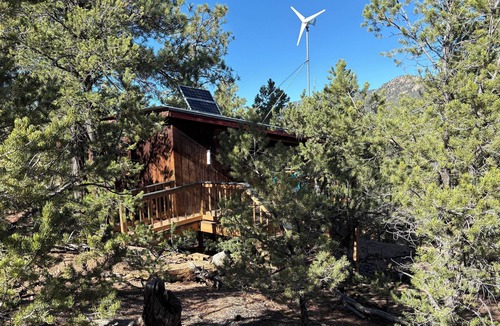 Canada de los Alamos House | Awaken to the Crimson Sunrise in this sweet Sunrise Treehouse