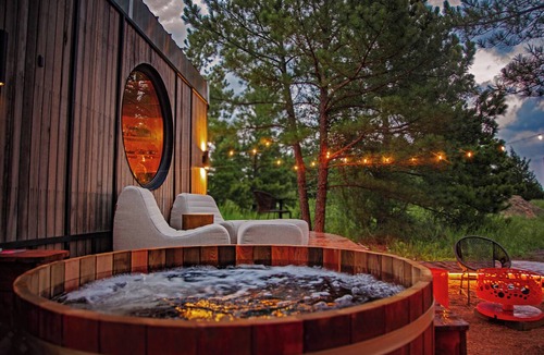 Paris Cabin | Award-Winning Cabin. Private Sauna. Cedar Hot Tub. Outdoor Shower
