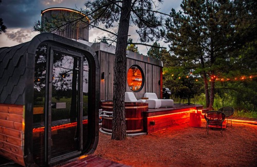 Paris Cabin | Award-Winning Cabin. Private Sauna. Cedar Hot Tub. Outdoor Shower