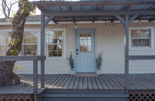 Waco Cottage | Bagby Bunkhouse Beautiful Cottage 7 minutes from Baylor and Magnolia Pond