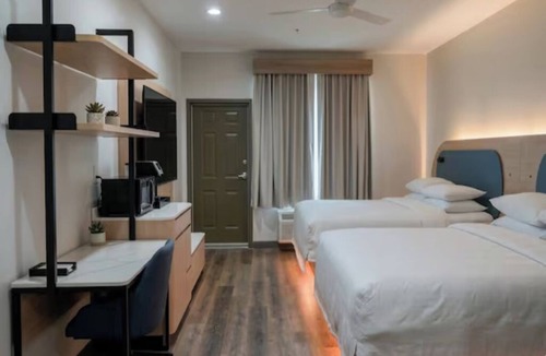 Port Aransas Hotel | Balcony Room Retreat – Perfect for Travelers Looking to Enjoy Aransas Adventures