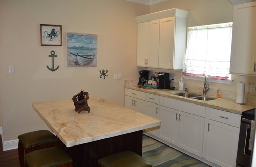Palacios House | Bay View Cottage - 1 block to lighted fishing piers, parks, boat ramp & more.