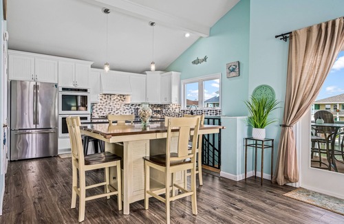 City-by-the Sea House | Bearfoot Bungalow | Cozy Pet-Friendly Bayfront Beauty Near Area Fun!