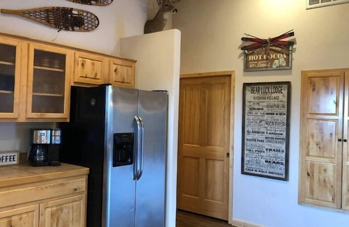 Ruidoso Cabin | BearLuckLodge! Amazing Cabin-Hot Tub, Views, Game Room/Arcade, Location, Peloton