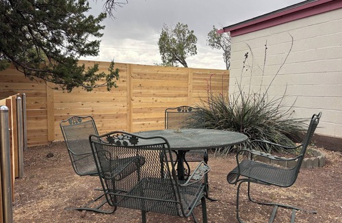 Tyrone Cottage | Beautiful, airy, centrally located, 1 room cottage in wonderful Silver City.