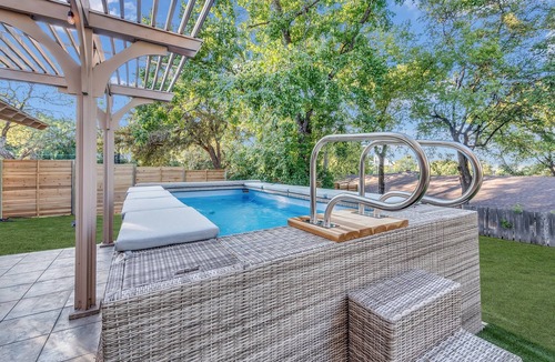 Riverside House | Beautiful Austin Retreat | Pool |Large Backyard | Sleeps 10