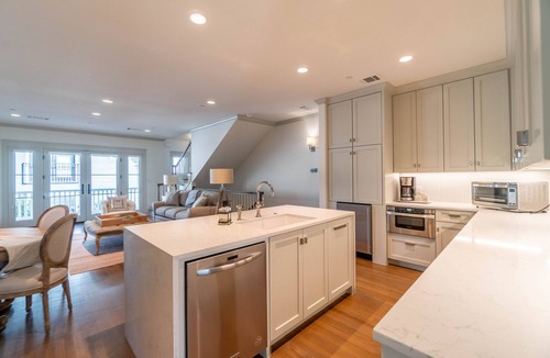 Kessler House | Beautiful Bishop Arts Townhouses: Sleeps up to 16 people!