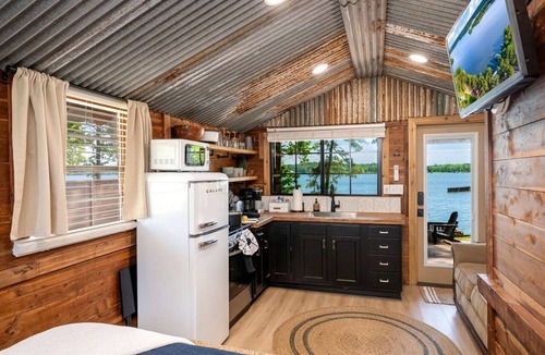 Hemphill Cabin | Beautiful Cabin by the Lake Nestled in Sabine National Forest for a Romantic Retreat in Hemphill, Texas