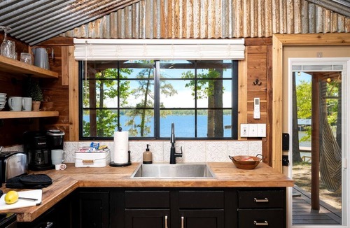 Hemphill Cabin | Beautiful Cabin by the Lake Nestled in Sabine National Forest for a Romantic Retreat in Hemphill, Texas
