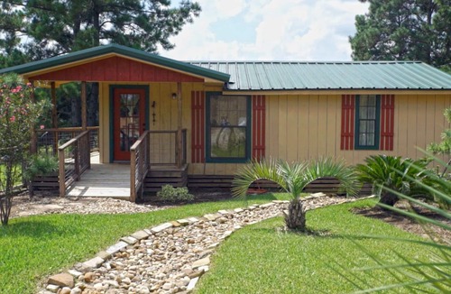 Kennard Cabin | BEAUTIFUL CABIN IN NATIONAL FOREST WITH SCREENED IN PORCH AND POND WITH FOUNTAIN