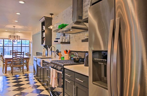 Comfort Cottage | Beautiful Hill Country Cottage - Walk to Downtown!