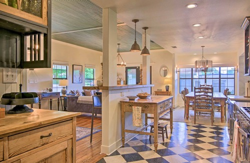 Comfort Cottage | Beautiful Hill Country Cottage - Walk to Downtown!