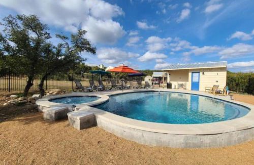 Dripping Springs House | Beautiful Pet-Friendly Cottage with Outdoor Fireplace for a Wonderful Escape in Nature near Austin, Texas