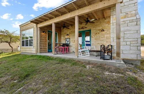 Dripping Springs Cottage | Beautiful Pet-Friendly Cottage with Outdoor Fireplace for a Wonderful Escape in Nature near Austin, Texas