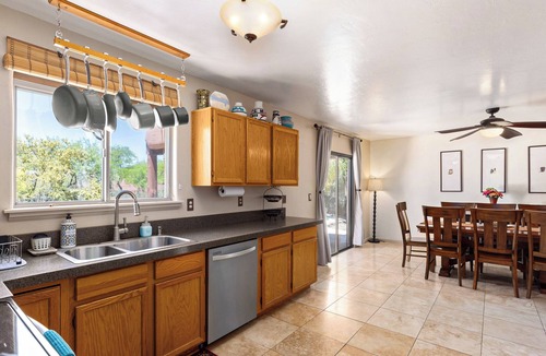 Casas Adobes House | Beautiful Santa Fe Oasis. Golf, hiking & biking paradise, 20 min drive to UofA.
